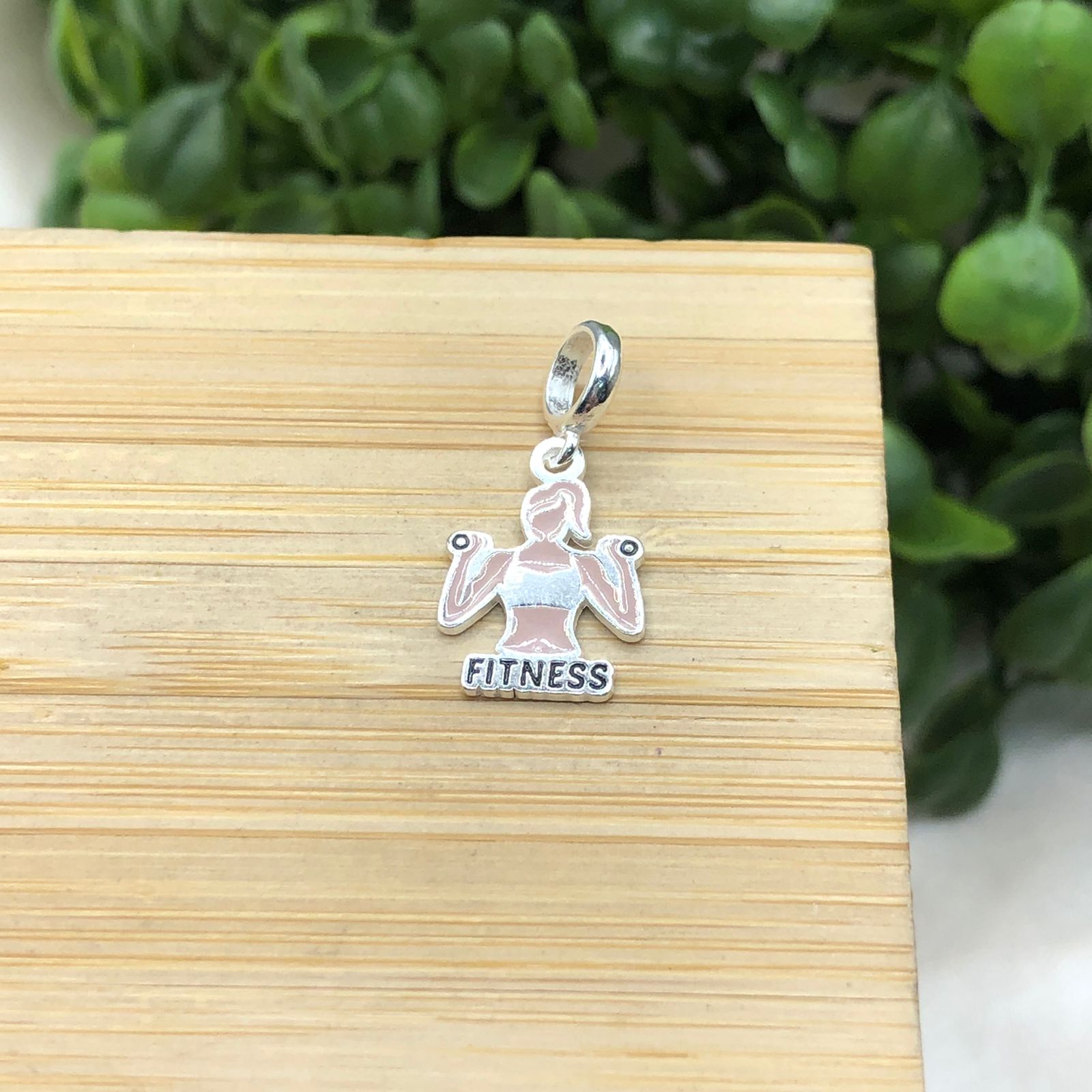 Berloque de prata 925 mulher fitness com peso