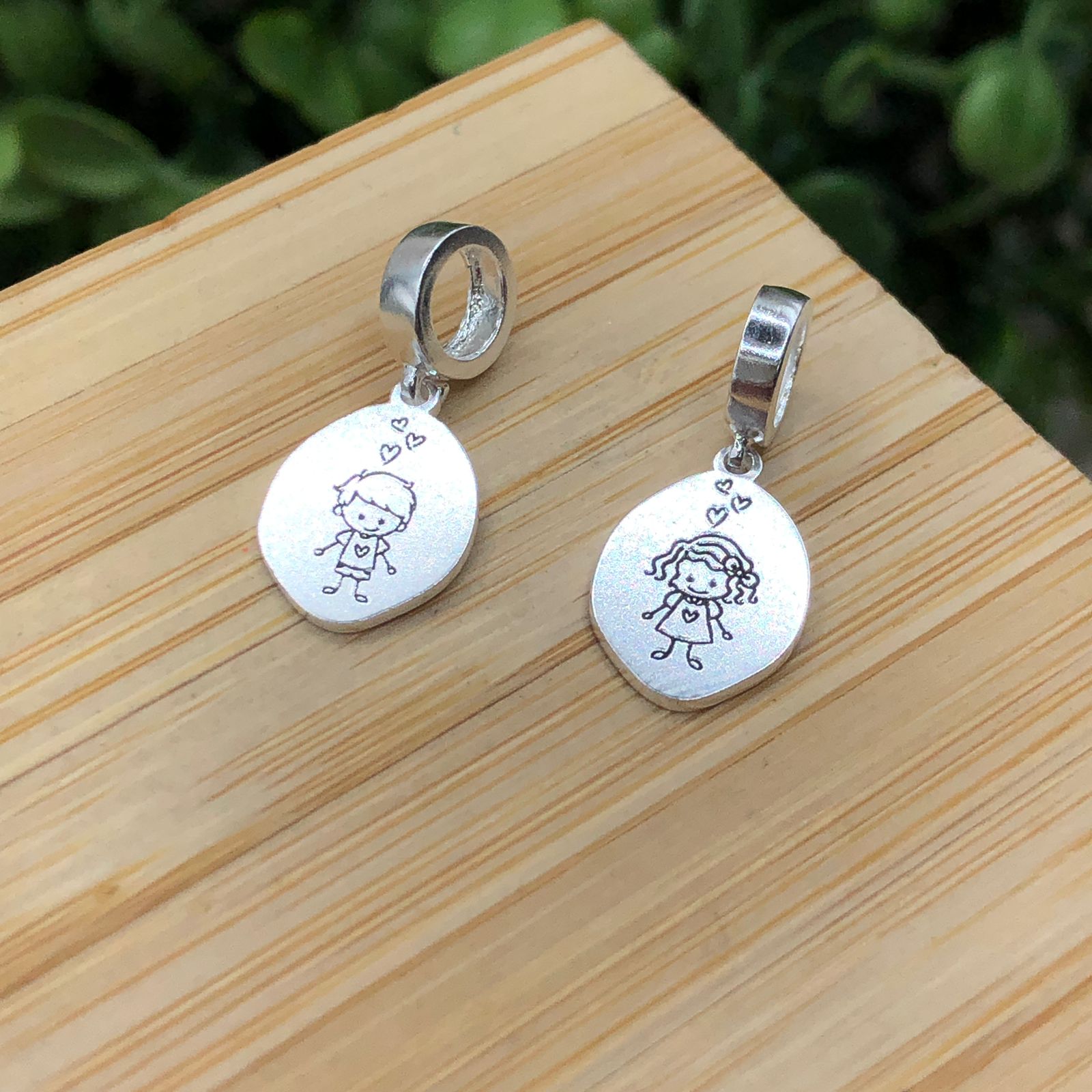 Berloque de prata 925 oval menino ou menina desenhado De Prata