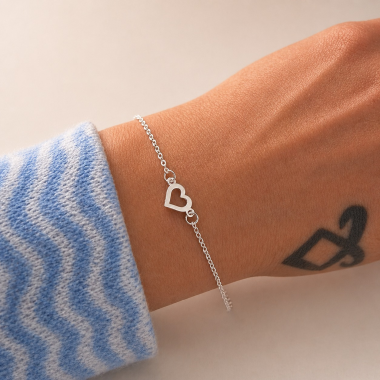 Pulseira de prata 925 com pingente central redondo coração vazado - Imagem 5