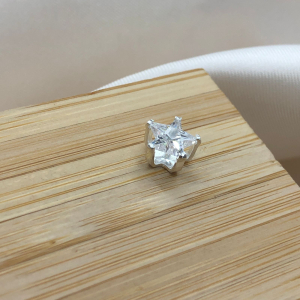 Pingente Ponto de Luz de Estrela 8x8mm Grifa Alta - Imagem 3