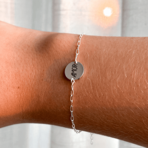Pulseira com Pingente Central em Chapinha Amor - Imagem 3