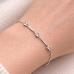 Pulseira de prata 925 com pingente central 3 pedras zircônias com filetes cravejados - Imagem 3