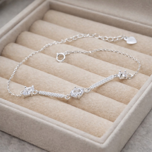 Pulseira de prata 925 com pingente central 3 pedras zircônias com filetes cravejados - Imagem 4