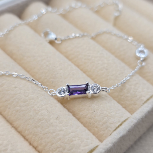 Pulseira de prata 925 com pingente central 4 pontos de luz e pedra zircônia roxa - Imagem 4