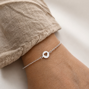Pulseira de prata 925 com pingente central redondo coração vazado - Imagem 4