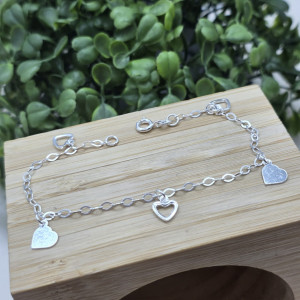 Pulseira de prata 925 com pingente pendurado coração 2 chapinhas e 3 vazados - Imagem 3