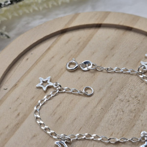 Pulseira de prata 925 infantil com pingente estrelas e luas vazadas - Imagem 4