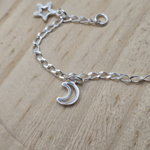 Pulseira de prata 925 infantil com pingente estrelas e luas vazadas - Imagem 5