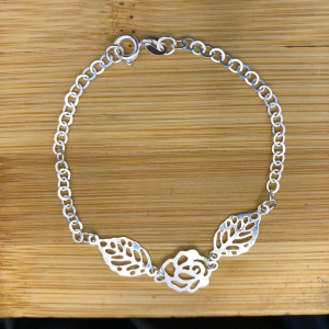 Pulseira Pingente Central Rosa com Folhas Detalhadas De Prata - Imagem 4