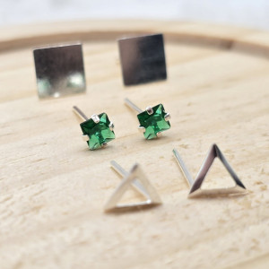 Trio de brincos de prata 925 quadrado chapinha, carré verde escuro e triângulo vazado - Imagem 4