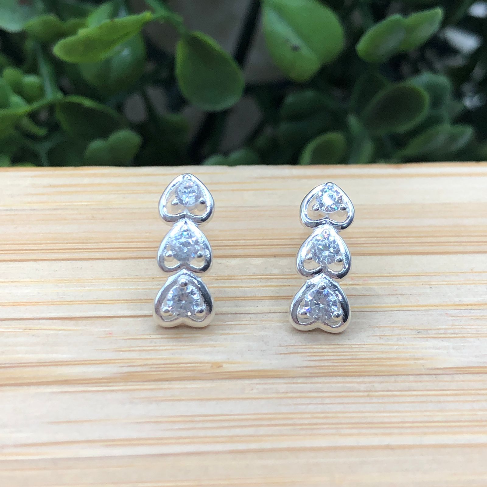 Brinco de prata 925 3 corações ponto de luz