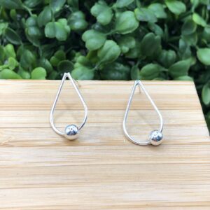 Brinco de prata 925 gota com esfera
