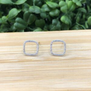 Brinco de prata 925 losango vazado detalhado
