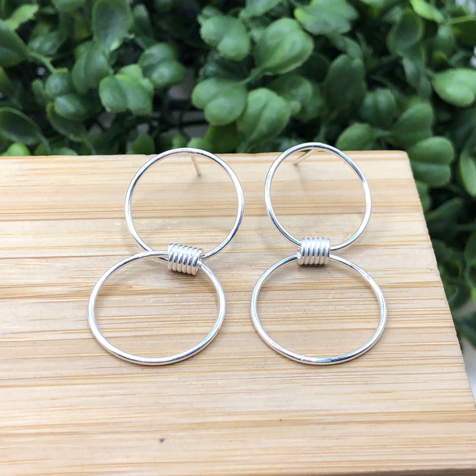 Brinco de prata 925 pendurado dois circulos vazado com mola
