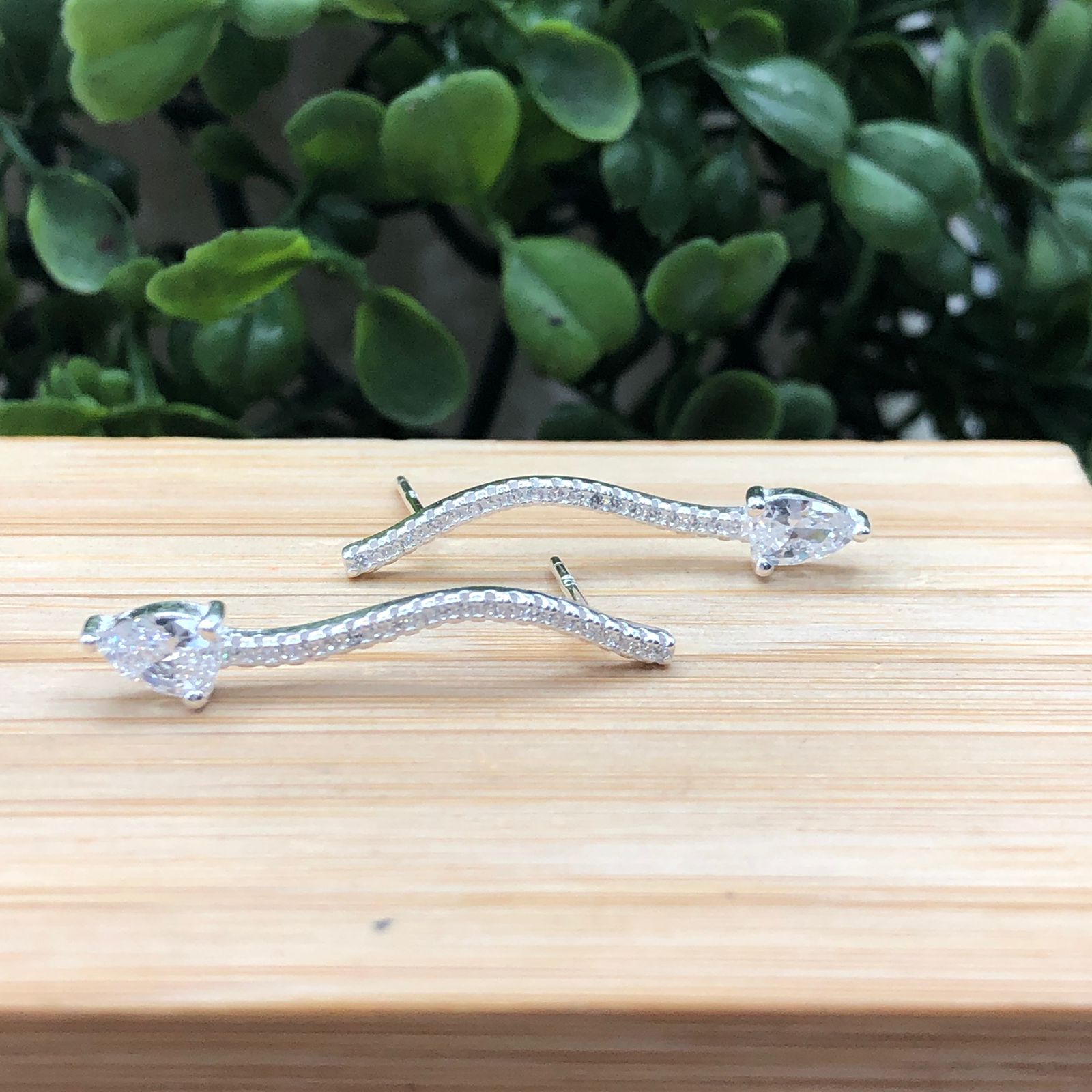 Brinco de prata 925 seta cravejada com pedra zirconia