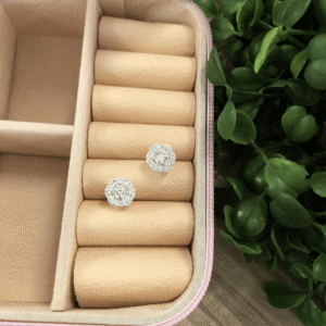 Brinco Flor Cravejada com Zirconia
