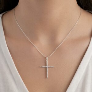 Corrente de prata 925 com pingente cruz de zircônias com pontas lisas