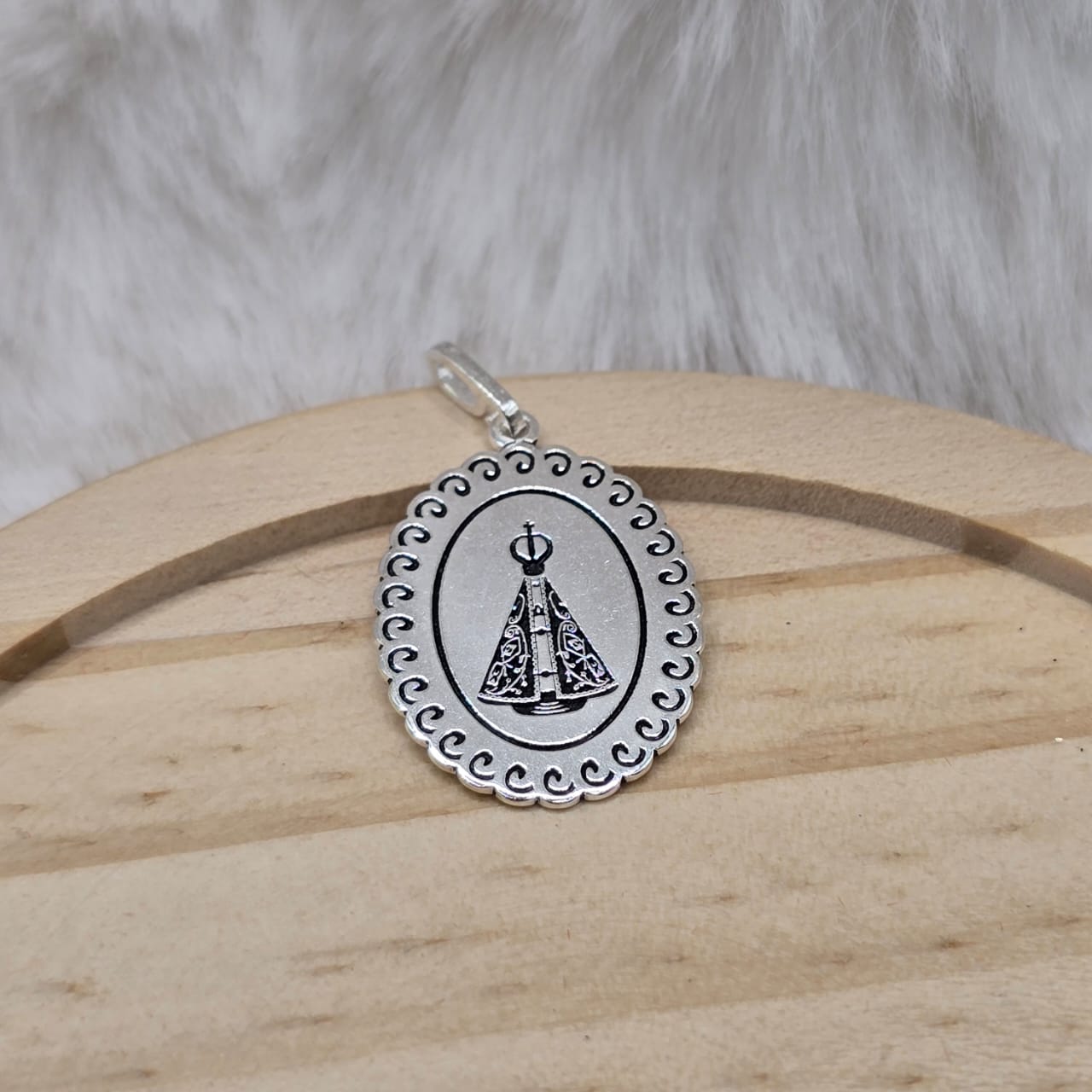 Pingente de prata 925 medalha n. sra. aparecida detalhada