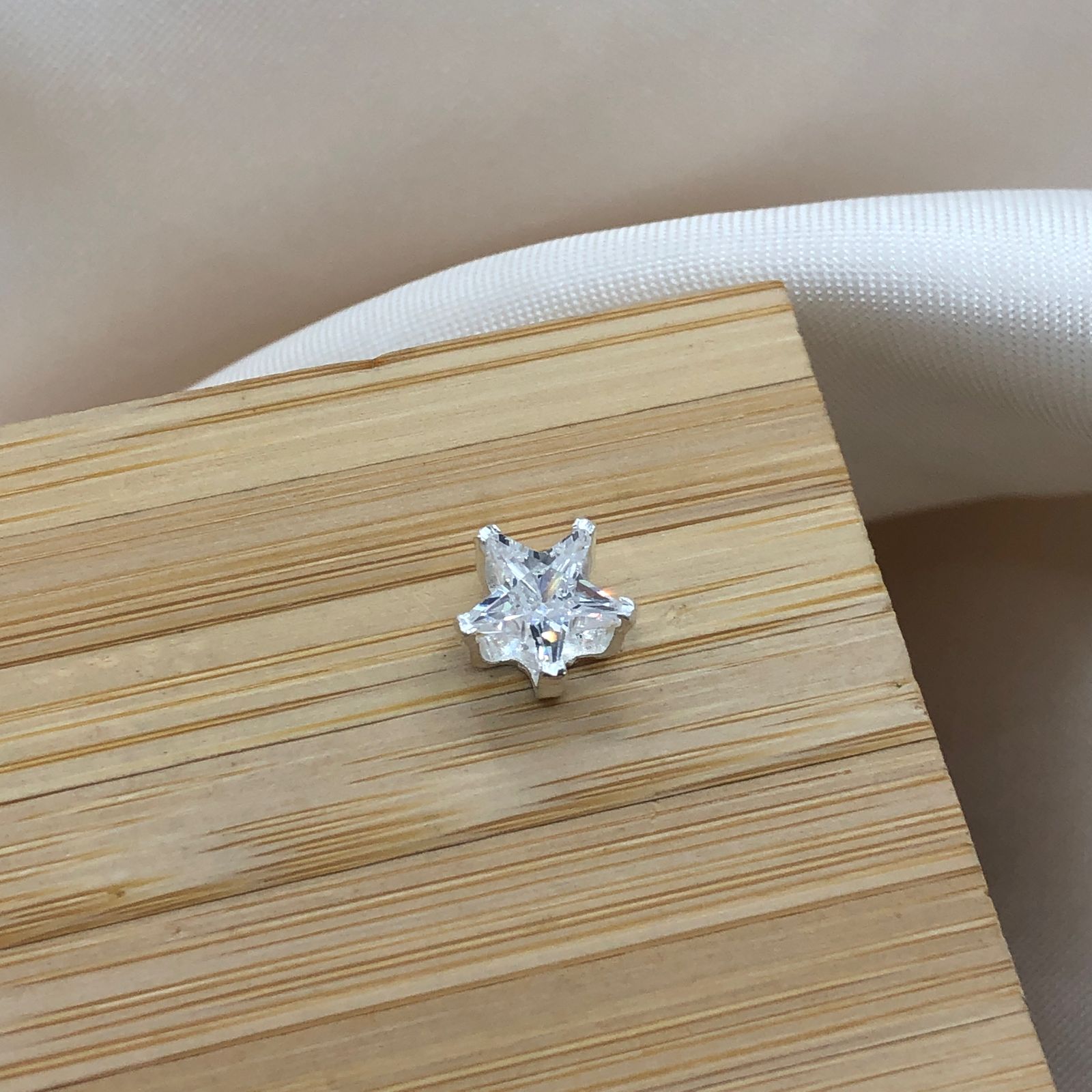 Pingente Ponto de Luz de Estrela 8x8mm Grifa Alta