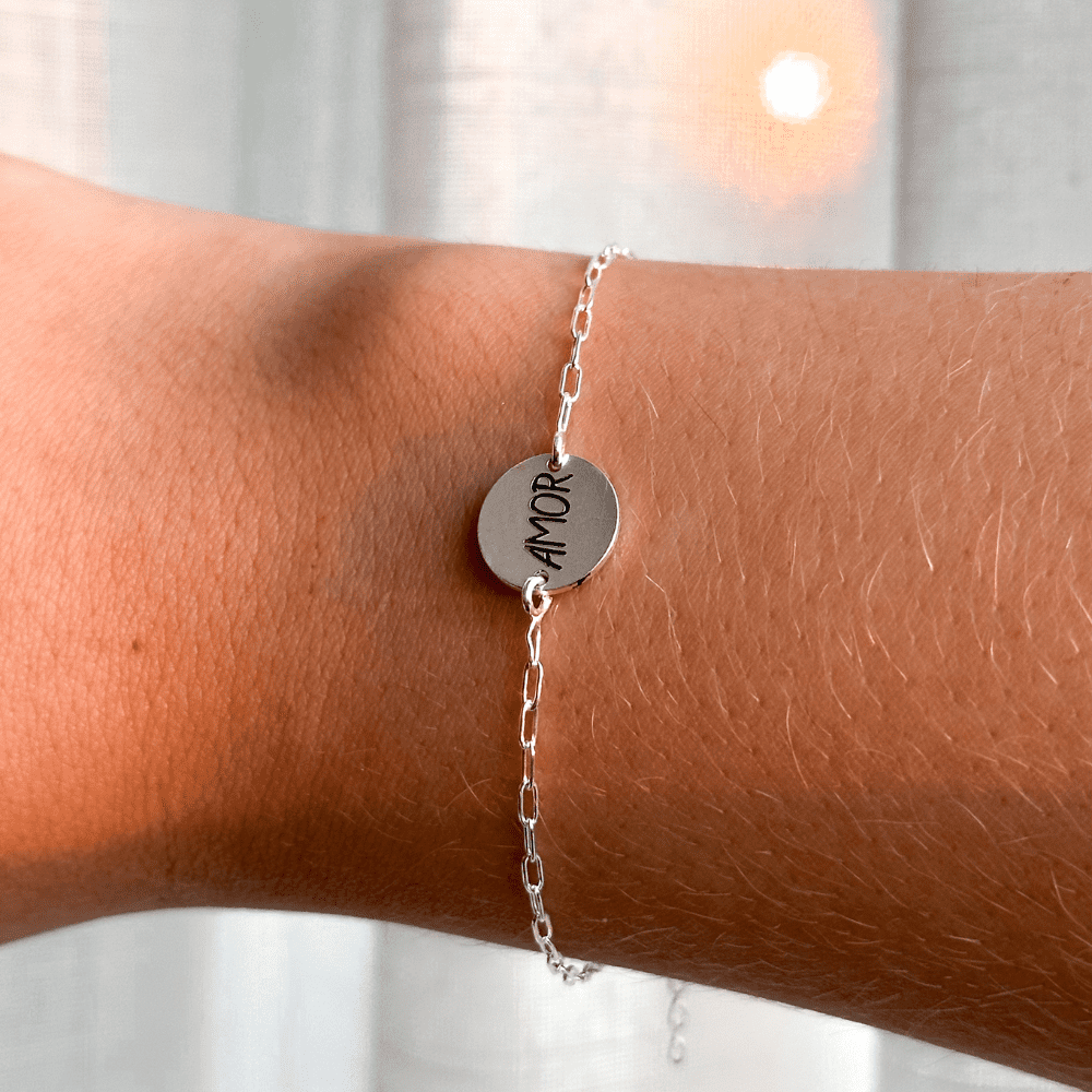 Pulseira com Pingente Central em Chapinha Amor