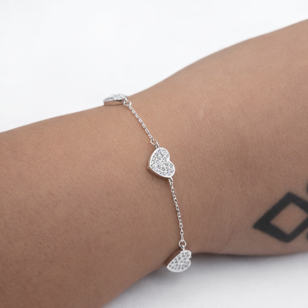 Pulseira de prata 925 com pingente central 3 corações cravejados