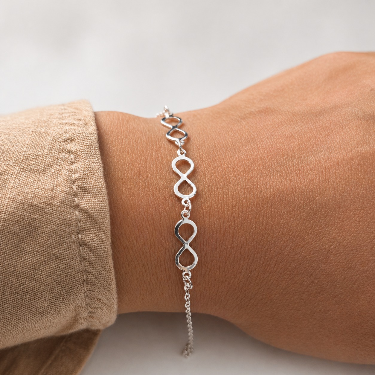 Pulseira de prata 925 com pingente central 3 infinitos vazados