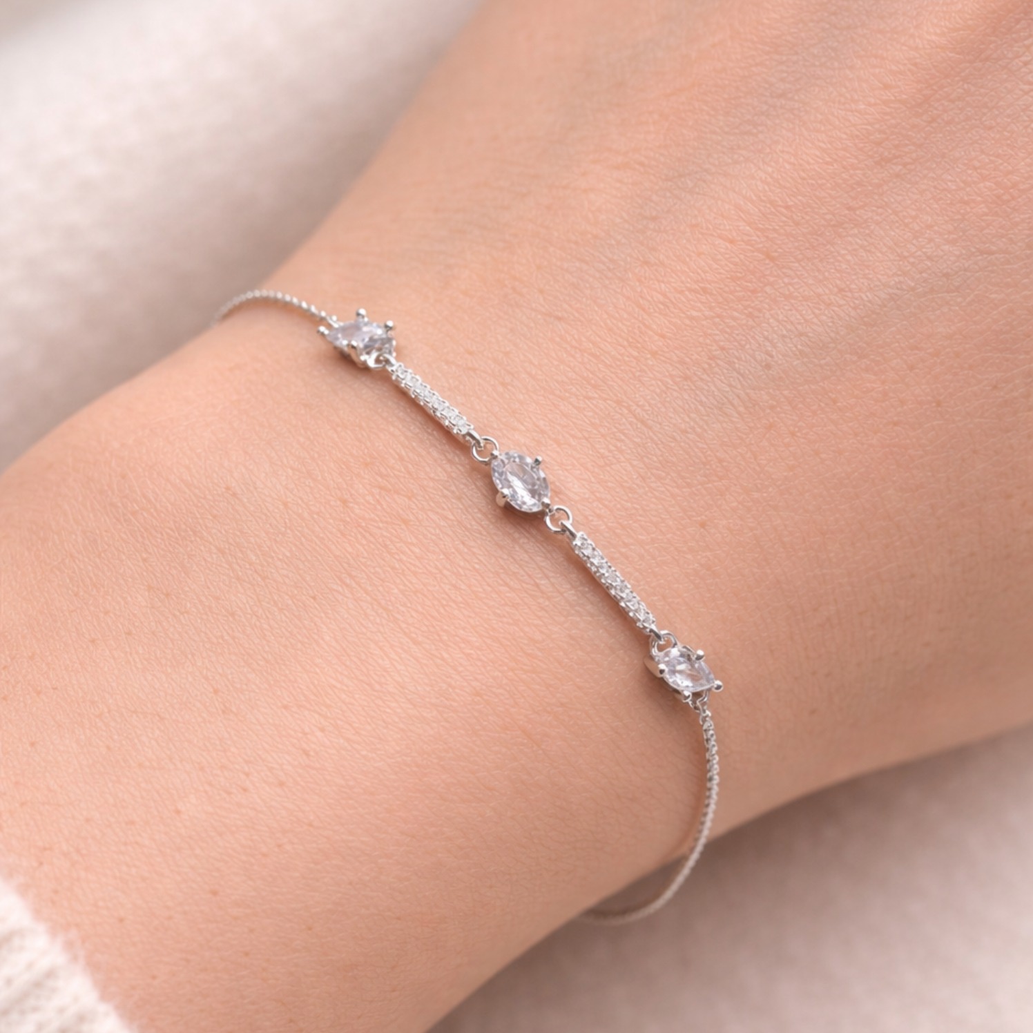 Pulseira de prata 925 com pingente central 3 pedras zircônias com filetes cravejados