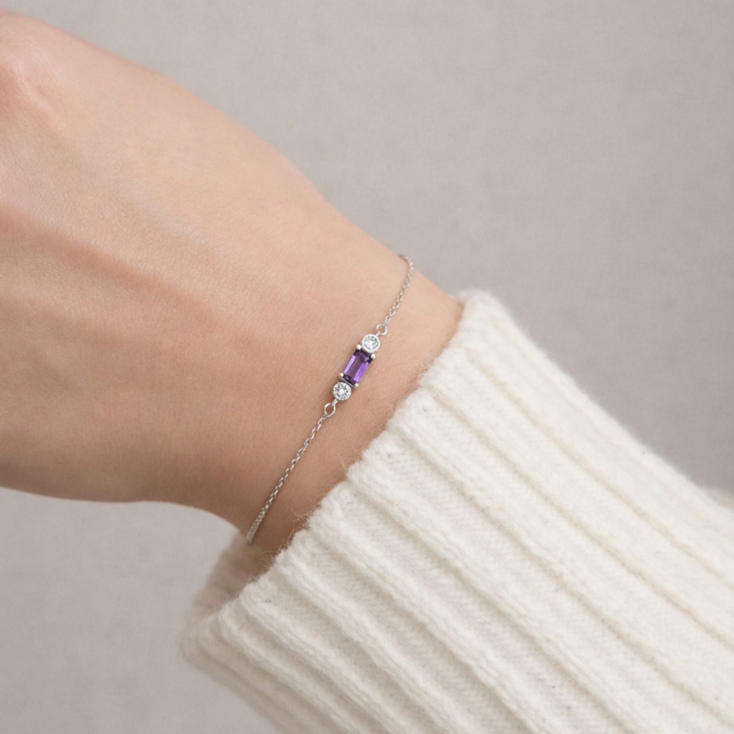 Pulseira de prata 925 com pingente central 4 pontos de luz e pedra zircônia roxa