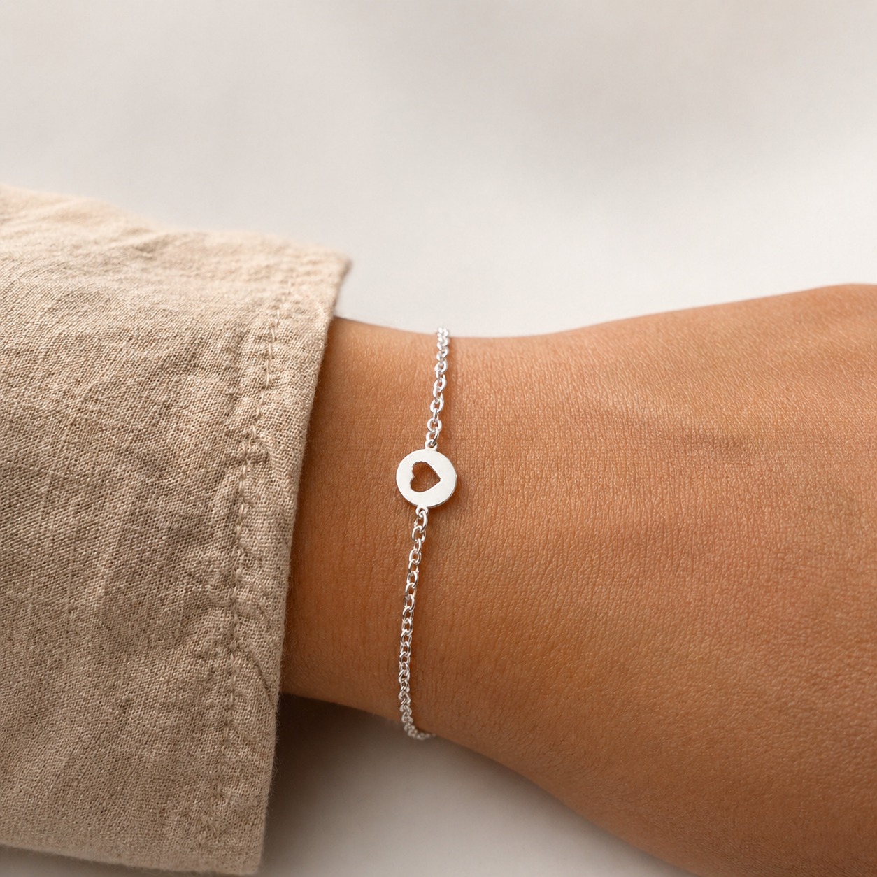 Pulseira de prata 925 com pingente central redondo coração vazado