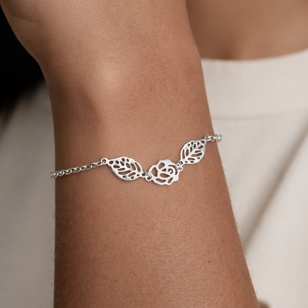 Pulseira Pingente Central Rosa com Folhas Detalhadas De Prata