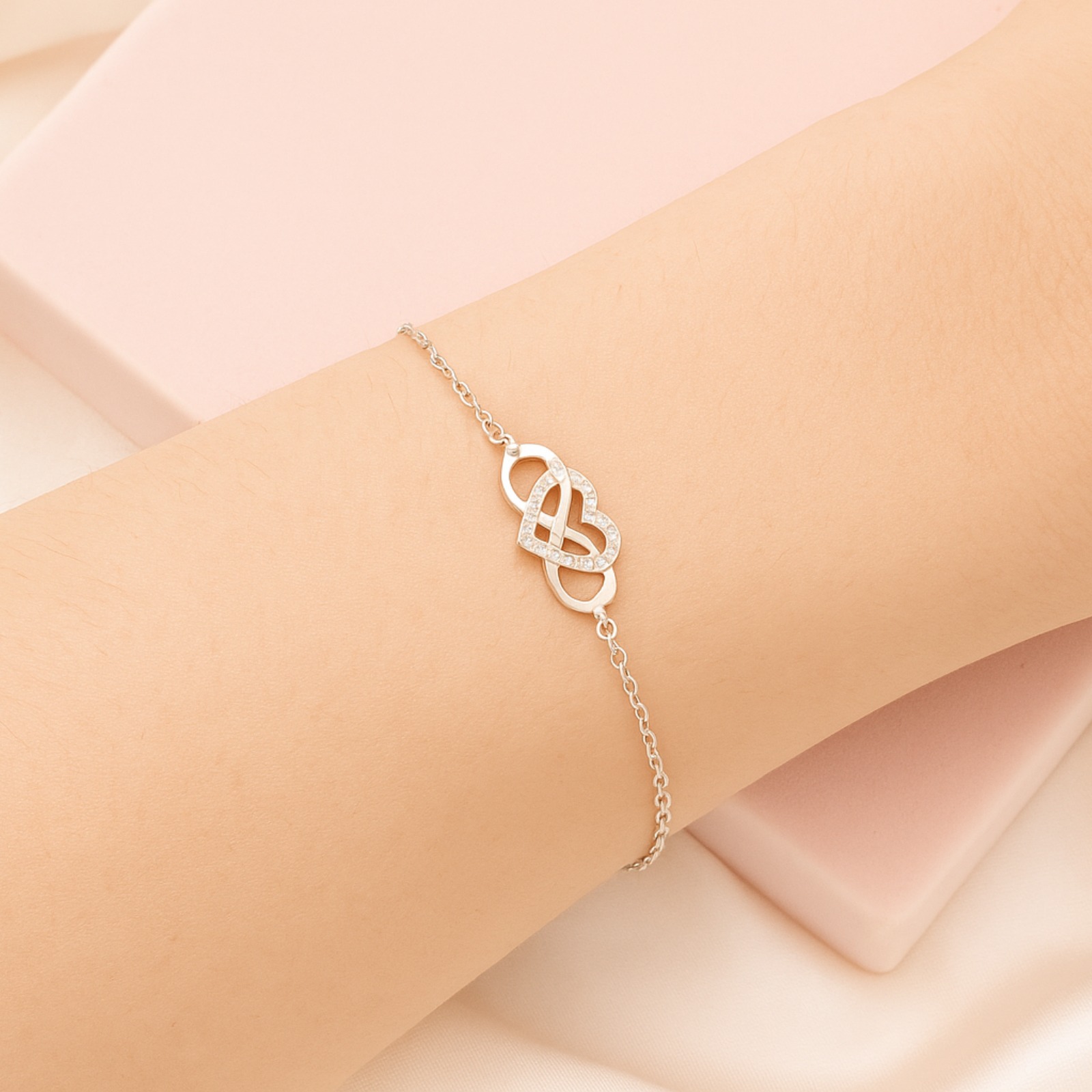 Pulseira de prata 925 com pingente infinito e coração cravejado no meio