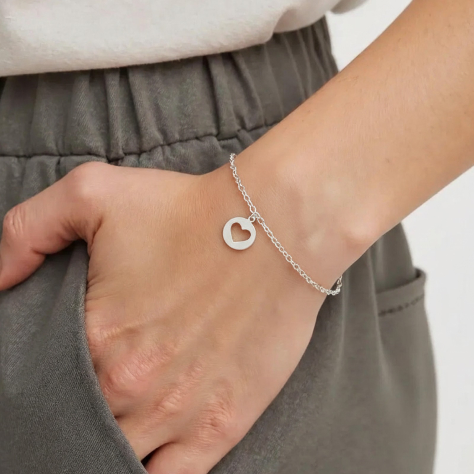 Pulseira Feminina Elo Oval 18cm com 1 pingente Coração Vazado em Prata 925