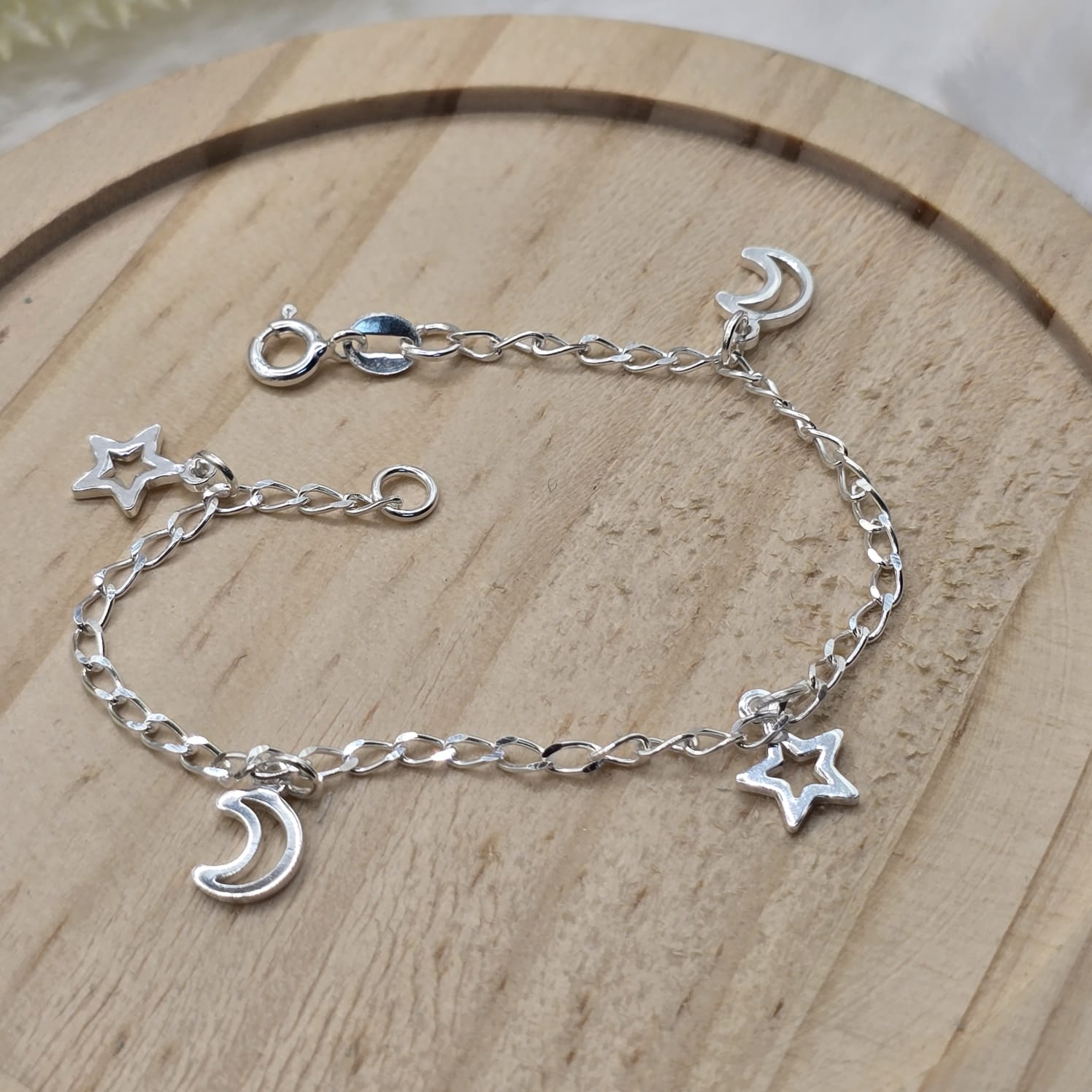 Pulseira de prata 925 infantil com pingente estrelas e luas vazadas