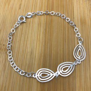 Pulseira Pingente Central 3 Gotas Vazadas De Prata