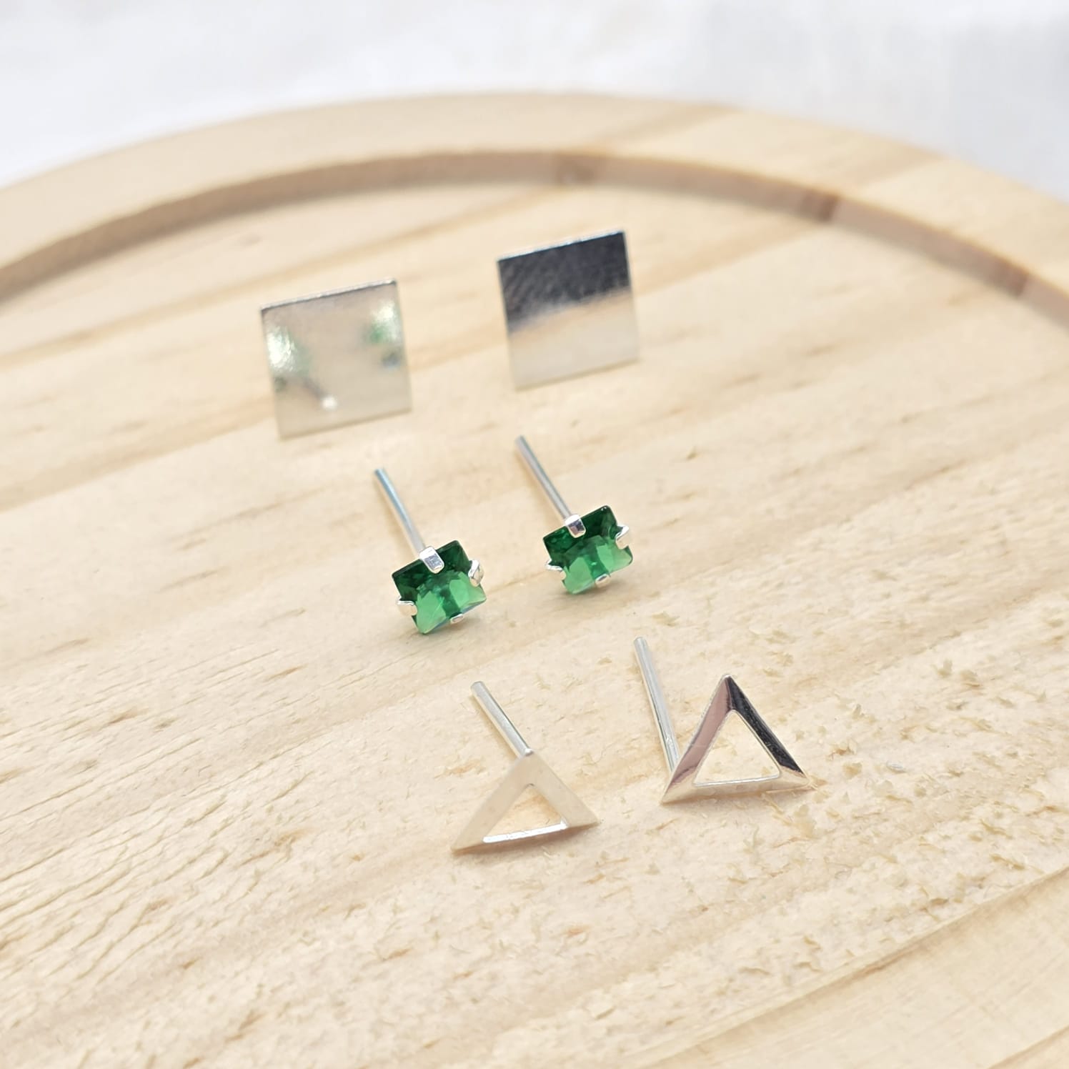Trio de brincos de prata 925 quadrado chapinha, carré verde escuro e triângulo vazado