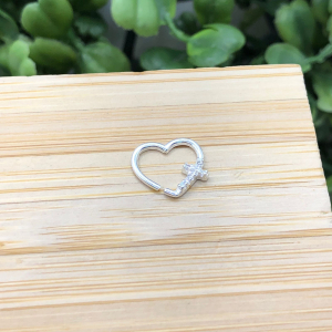 Piercing Furo Coração com Cruz Cravejada - Imagem 9