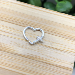 Piercing Furo Coração com Cruz Cravejada - Imagem 10