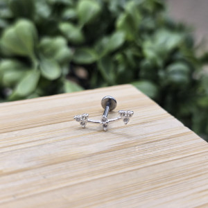 Piercing de prata 925 dois triângulos cravejados com detalhe para hélix, tragus, lóbulo e tash rock - Imagem 9