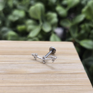 Piercing de prata 925 dois triângulos cravejados com detalhe para hélix, tragus, lóbulo e tash rock - Imagem 10