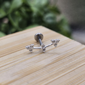 Piercing de prata 925 dois triângulos cravejados com detalhe para hélix, tragus, lóbulo e tash rock - Imagem 11