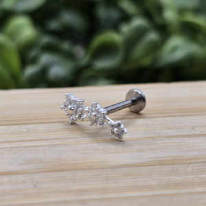 Piercing de prata 925 três flores cravejadas para hélix, tragus, lóbulo e tash rock - Imagem 10