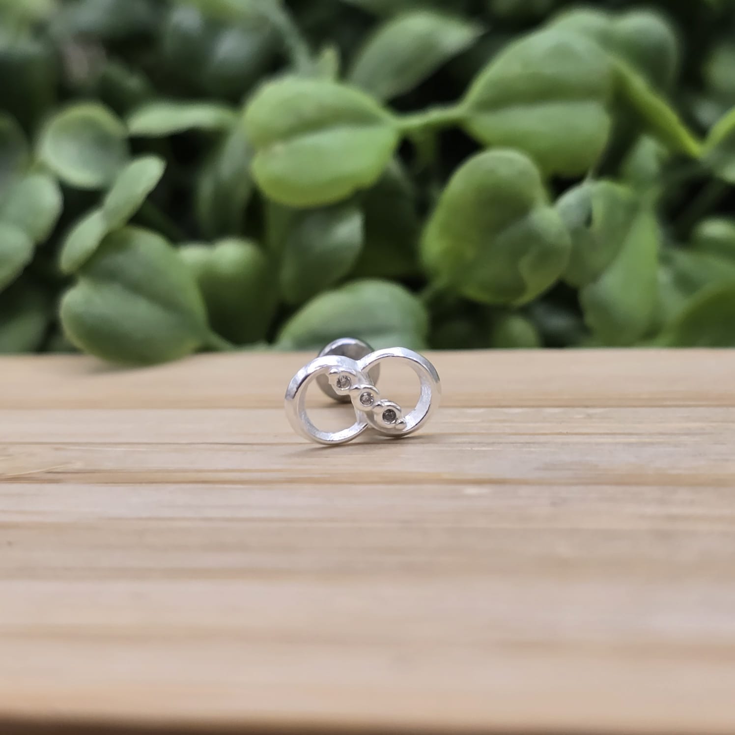 Piercing de prata 925 infinito vazado com detalhe cravejado para hélix, tragus e tash rock
