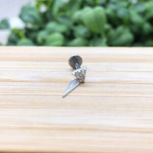 Piercing Furo Triângulo Cravejado com Detalhe Pendurado