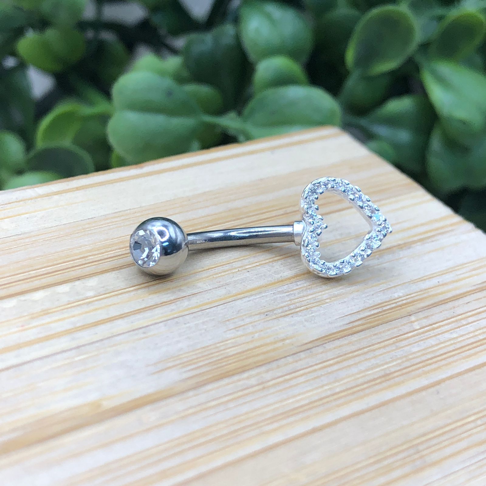 Piercing de prata 925 de umbigo coração vazado cravejado com ponto de luz