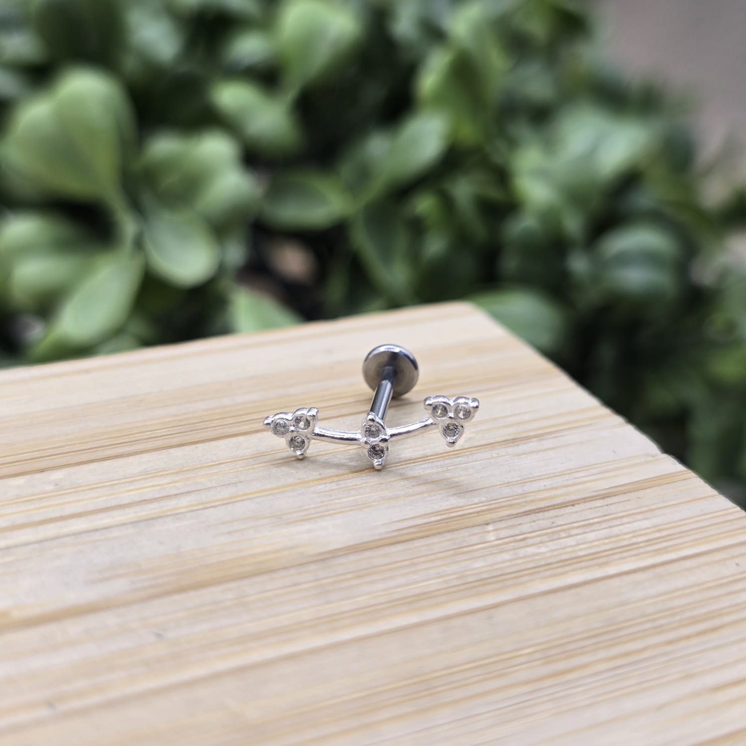 Piercing de prata 925 dois triângulos cravejados com detalhe para hélix, tragus, lóbulo e tash rock