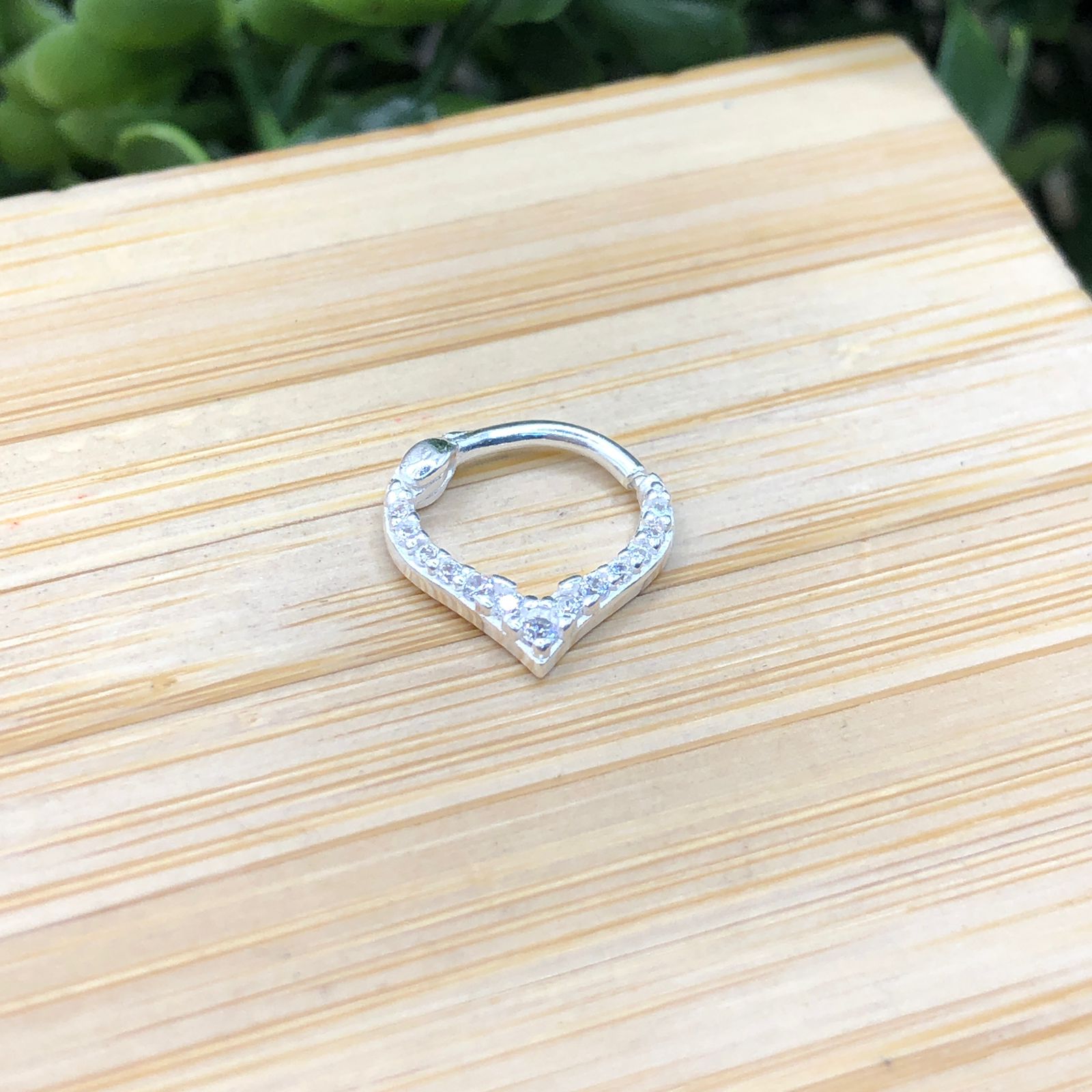 Piercing de prata 925 fake click meio cravejado