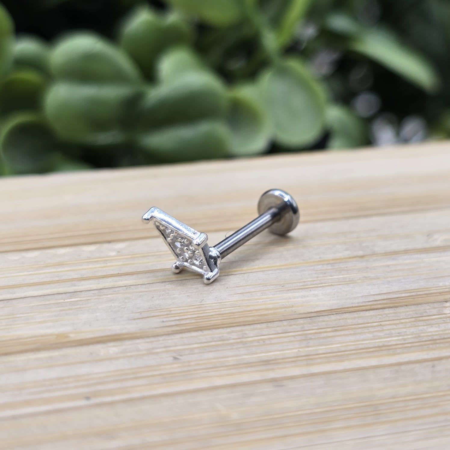 Piercing de prata 925 losango cravejado para hélix, tragus e tash rock