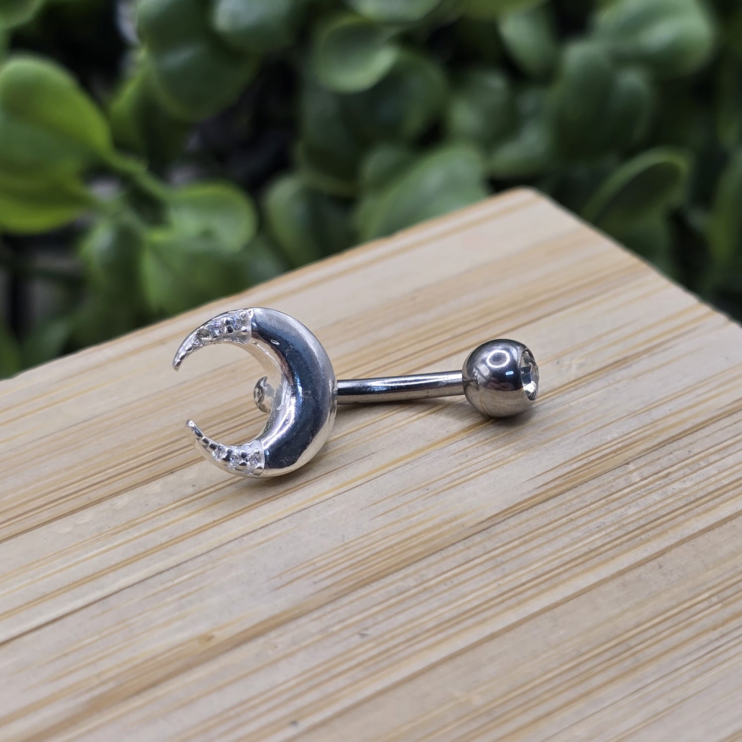 Piercing de prata 925 lua crescente cravejada para umbigo
