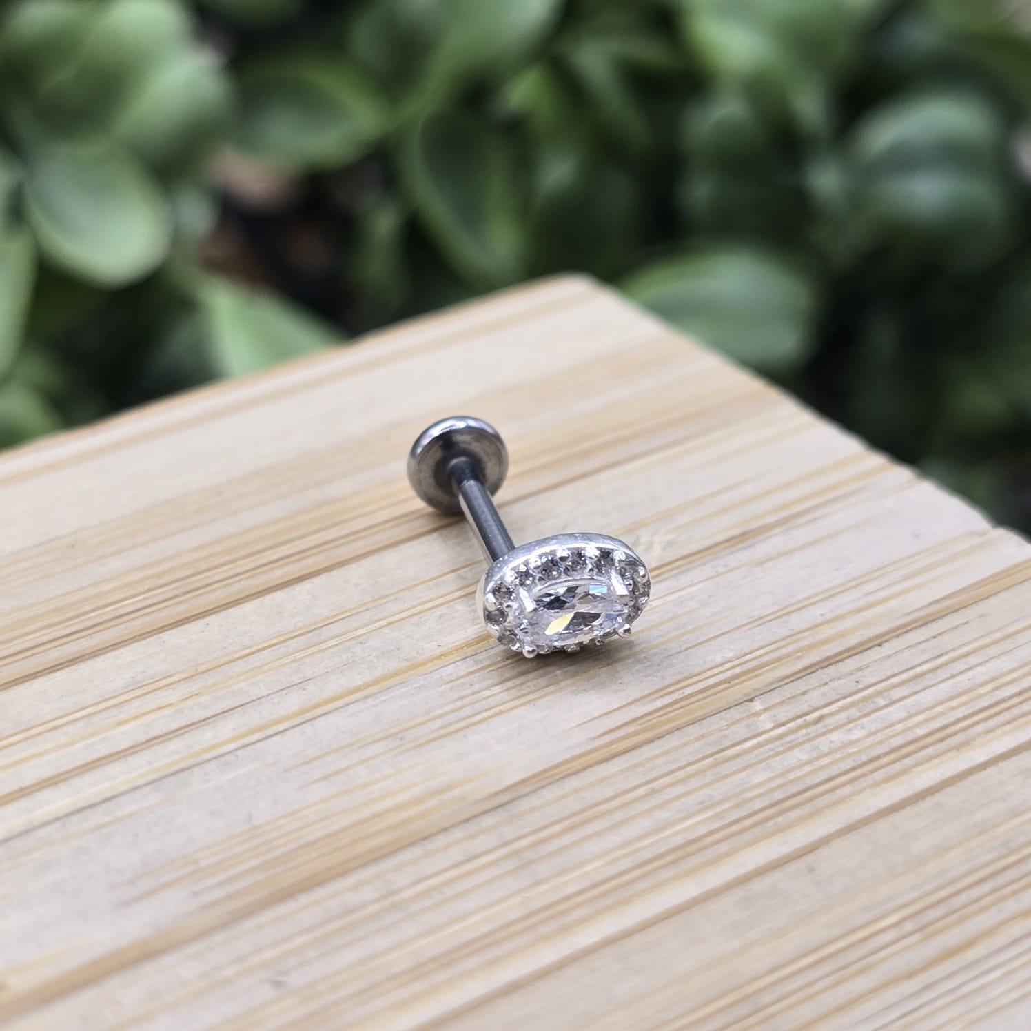 Piercing de prata 925 oval ponto de luz com zircônias para hélix, tragus, lóbulo e tash rock