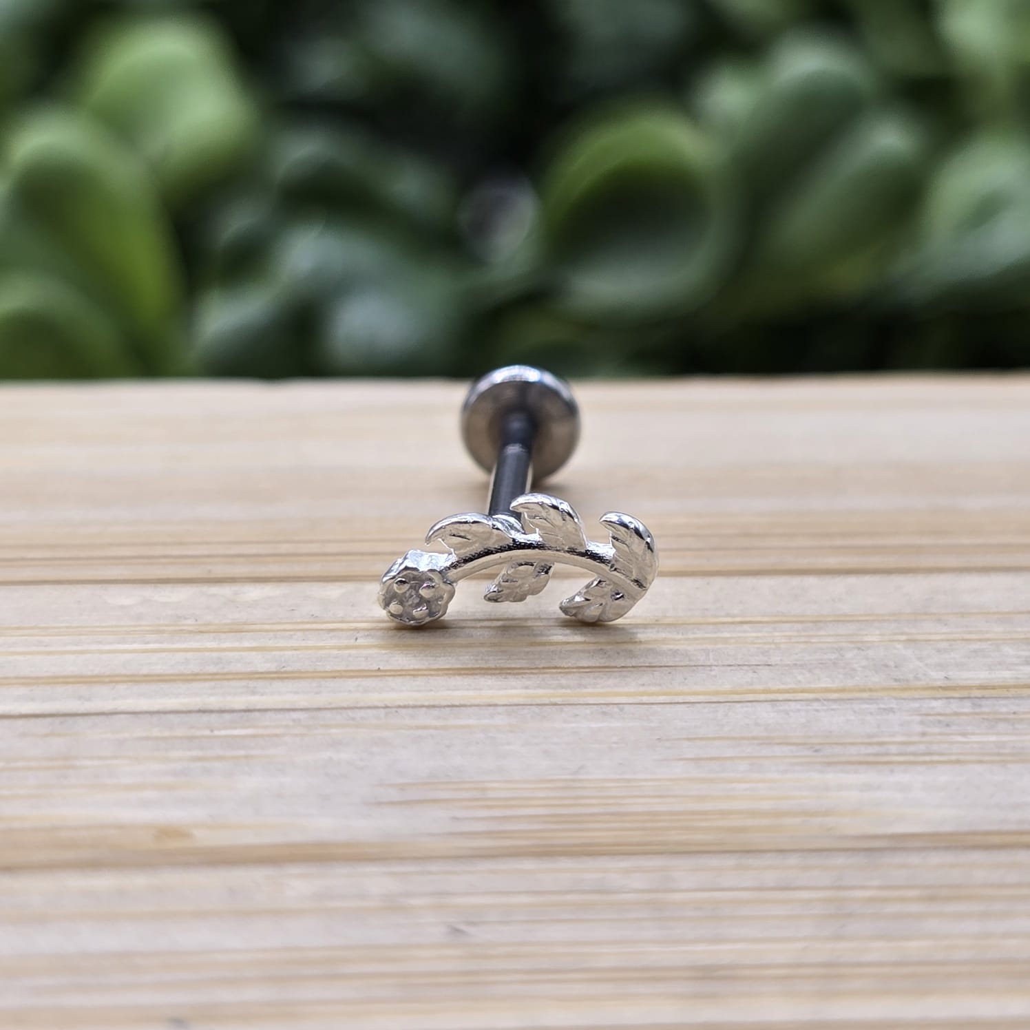 Piercing de prata 925 ramo de folha com detalhe para hélix, tragus, lóbulo e tash rock